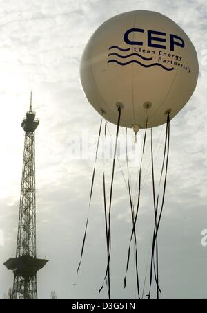 (Afp) - un ballon rempli d'hélium vole près de la tour radio de Berlin, 25 novembre 2003. Clean Energy Partnership (CEP) est le premier bâtiment public intégré et station-service d'hydrogène de l'Allemagne. Le SCEP va offrir une énergie pour les voitures à hydrogène au centre de Berlin à partir de 2004. Banque D'Images