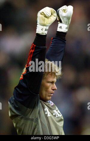 (Afp) - le gardien du Bayern Munich Oliver Kahn soulève ses bras en triomphe et des applaudissements à la fin de la Bundesliga match de football FC Bayern Munich contre TSV 1860 Munich à Munich, Allemagne, 22 novembre 2003. Le Bayern Munich a gagné le match par un score de 1-0 (1-0). Banque D'Images