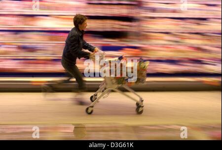 (Afp) - une jeune femme poussant un caddie se précipite dans un supermarché de Berlin, 1 avril 2003. Les consommateurs se méfient toujours de la situation économique et ont permis la reprise économique à l'arrêt au 3ème trimestre 2003. Seul le secteur de l'exportation a été en mesure d'augmenter ses bénéfices de 0,2 pour cent au cours des trois derniers mois. Banque D'Images