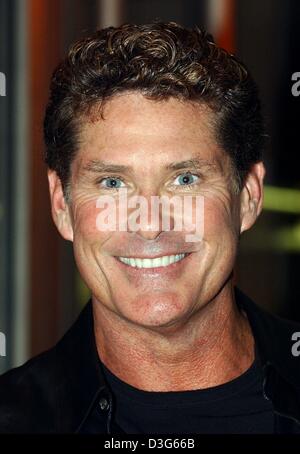 (Afp) - L'acteur américain David Hasselhoff, star de la télévision nous montre 'Knight Rider' et 'Baywatch' sourit à Hambourg, Allemagne. 17 novembre 2003. Banque D'Images