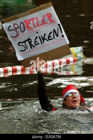 (Afp) - Un étudiant de sports nage dans la rivière Lahn comme il est titulaire d'un signe qui se lit 'Athlètes' en grève au cours d'une manifestation étudiante à Marburg, Allemagne, 17 novembre 2003. La protestation est dirigée contre l'introduction de frais de scolarité pour les étudiants à long terme. Banque D'Images