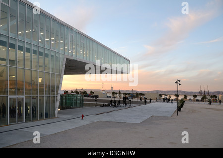 Villa Mediterranée Musée et salle d'exposition par Stefano Boeri sur le front de mer à Dusk Marseille Provence France Banque D'Images