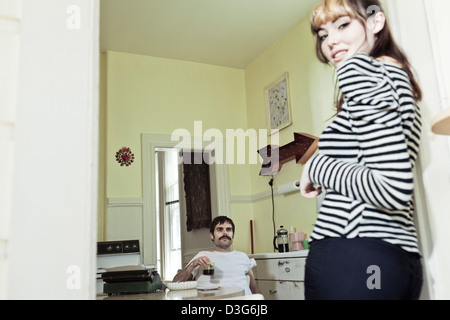 Jeune homme et femme/couple d'amis artistes dans le réglage rétro dans la cuisine Banque D'Images