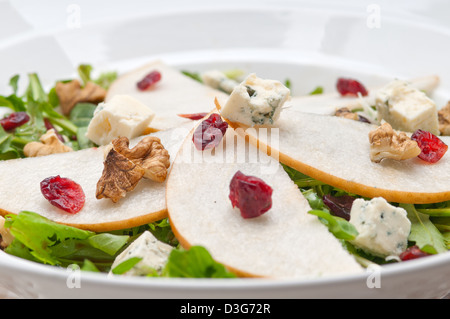 Les poires fraîches fromage gorgonzola roquette salade avec noix et canneberges Banque D'Images