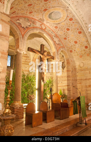 VERONA - 28 janvier : Sanctuaire de l'église inférieure romane San Fermo Maggiore le 28 janvier 2013 à Vérone, Italie. Banque D'Images