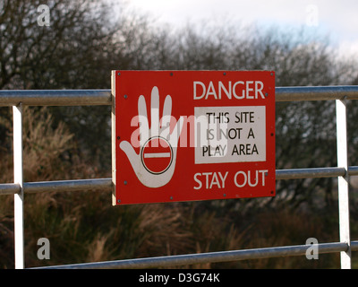 Le signe de danger sur l'entrée de la zone d'extraction de l'Argile de Chine de Cornouailles, Cornwall, UK Banque D'Images