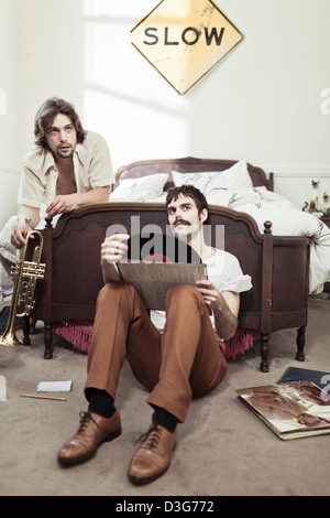 L'écoute de leurs amis masculins Hipster vinyl records Banque D'Images