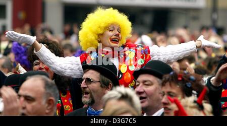 (Afp) - Un carnaval foul vêtu d'un costume clown soulève ses bras et des acclamations parmi une foule heureuse de plusieurs milliers de personnes sur la célèbre carnaval "Alter Markt" (place du vieux marché) à Cologne, Allemagne, 11 novembre 2003. Carnaval en Allemagne commence traditionnellement le 11 novembre à 11:11 am. Plusieurs milliers de personnes se sont rassemblées dans les rues pour célébrer cette Banque D'Images