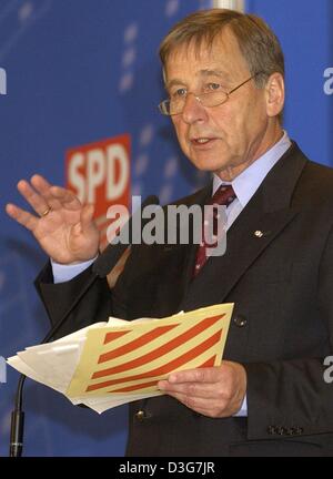 (Dpa) - Wolfgang Clement, le ministre allemand de l'économie, des commentaires sur les derniers chiffres de uneployment lors d'un débat parlementaire à l'rÂReichstag à Berlin, 6 novembre 2003. Le nombre de chômeurs a un peu diminué dans les mois d'octobre 2003. Banque D'Images