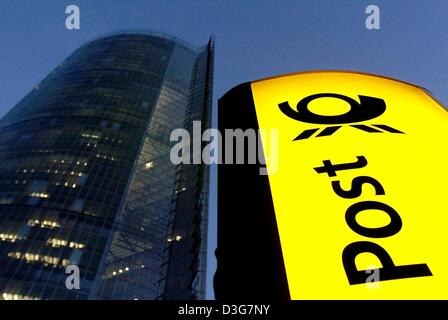 (Afp) - une vue sur le siège de l'groupe Deutsche Post à Bonn, Allemagne, 3 novembre 2003. Le Post a dit dans un article de journal le 27 octobre, il ne sera pas supprimé des emplois en Allemagne pour des raisons opérationnelles jusqu'en 2008. Pour d'autres pays, le même ne peut pas être garantie, la Deutsche Post a déclaré chef Kruse. En dehors de l'Allemagne, Deutsche Post DHL opère les filiales, Danzas et Deutsche P Banque D'Images