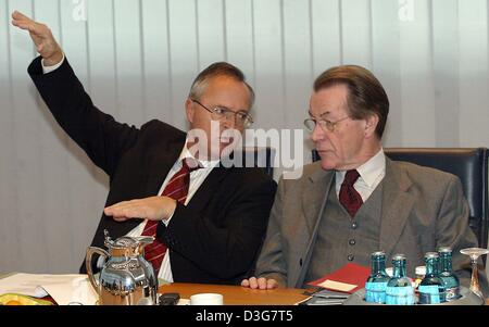 (Afp) - Le ministre allemand des Finances Hans Eichel (L) tout en parlant des gestes à Franz Müntefering, président du SPD, de faction devant la présidence Réunion du parti social-démocrate (SPD) de Berlin, 3 novembre 2003. L'objectif de la réunion hebdomadaire était le prochain congrès du parti, à Bochum. Banque D'Images