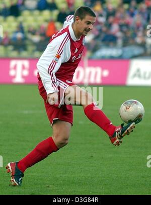 (Afp) - Le milieu de terrain Sebastian Deisler du Bayern est à la balle pendant le match de soccer de Bundesliga FC Bayern Munich contre le FC Kaiserslautern dans Munich, le 25 octobre 2003. Le Bayern a remporté le dixième cycle 4-1 jeu et se déplace jusqu'à la quatrième place dans la première division allemande. Banque D'Images