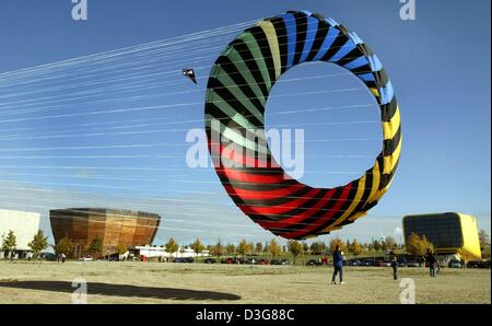 (Afp) - un cerf-volant vole de forme circulaire jointe à cordes dans l'air sous ciel bleu pendant l'Expo festival du cerf-volant à Hanovre, Allemagne, 12 octobre 2003. Banque D'Images