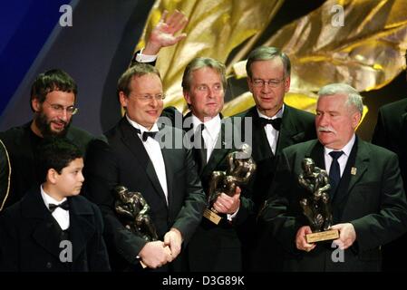 (Afp) - Les lauréats du Prix mondial posent pour une photo de groupe, (de G :) le garçon irakien Ali Ismail Abbas (avant) qui a perdu les deux bras pendant la guerre en Irak, Yusuf Islam (mieux connu sous le nom de Cat Stevens), le professeur Dietrich Groenemeyer, PDG de Siemens, Heinrich von Pierer et l'ancien président polonais Lech Walesa, à Hambourg, le 22 octobre 2003. Le monde prix rend hommage à des personnalités importantes de cu Banque D'Images