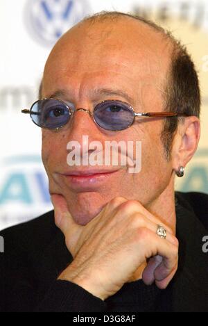 (Afp) - Robin Gibb, le chanteur du groupe de musique "Bee Gees", représenté au cours d'une conférence de presse pour la Conférence mondiale de la paix dans la région de Hambourg, 21 octobre 2003. Banque D'Images