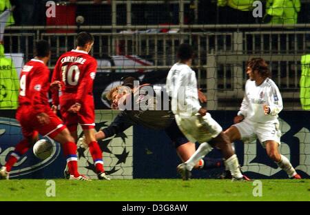 (Afp) - le gardien du Bayern, Oliver Kahn (C) essaie en vain de faire une sauvegarde au cours de la Ligue des Champions match du FC Bayern Munich et l'Olympique Lyon au Municipal Stade de Gerland à Lyon, France, 21 octobre 2003. Lyon's player Peguy Luyindula (pas sur la photo) a marqué le but du 1-1 joueurs passé Bayern Bixente Lizarazu (R) et Samuel Kuffour (2e à partir de la R) alors que ses coéquipiers E Banque D'Images