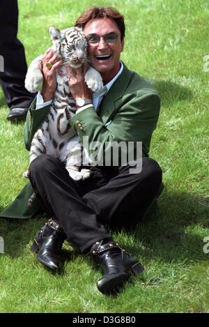 (Dpa) - Roy Corne de l'animal magicien duo Siegfried et Roy, joue avec un tigre blanc au Hollywood Parc Safari à Stuckenbrock, Allemagne, 16 janvier 1997. Roy Horn est en convalescence après avoir été attaqué par un tigre sur scène à Las Vegas le 3 octobre 2003. Le 59-year-old, artiste d'origine allemande, a été mordu par un tigre du Bengale dans le cou et traîné hors scène au cours d'une perfo Banque D'Images