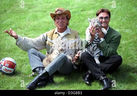 (Dpa) - Roy Horn (R) et Siegfried Fischbacher (L) de l'animal magicien Siegfried et Roy "duo", jouer avec un tigre blanc au Hollywood Parc Safari à Stuckenbrock, Allemagne, 16 janvier 1997. Roy Horn est en convalescence après avoir été attaqué par un tigre sur scène à Las Vegas le 3 octobre 2003. Les 59 ans, l'interprète d'origine allemande, a été mordu par un tigre du Bengale dans le cou un Banque D'Images