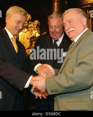 (Afp) - Le maire de Hambourg, Ole von Beust (L), l'ancien chancelier autrichien Franz Vranitzky (C) et l'ancien président polonais Lech Walesa l'ouverture de la première Conférence mondiale de la paix à l'hôtel de ville de Hambourg, 21 octobre 2003. Sur invitation de la lauréate du Prix Nobel de la paix Gorbatchev les politiciens sont de discuter de la paix, de la guerre et la sécurité jusqu'au 22 octobre 2003. Après la conférence, Gorbache Banque D'Images