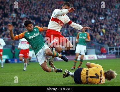 (Afp) - le gardien de Stuttgart, Timo Hildebrand (NO1) enregistre la balle de Werder est avant paraguayen Nelson Haedo Valdez (L) avec l'aide de Stuttgart, le défenseur Brésilien Marcelo Jose Bordon (C) au cours de la Bundesliga match de football contre le VfB Stuttgart et le Werder Brême, à Brême, Allemagne, 18 octobre 2003. Stuttgart remporte la partie 3-1 et se déplace jusqu'à la deuxième place dans le German Banque D'Images