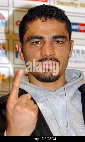 (Afp) - challenger Mexicain Julio Gonzalez indique le numéro un avec son doigt après avoir défait le champion WBO des mi-lourds le polonais Dariusz Michalczewski à Hambourg, Allemagne, 18 octobre 2003. Michalczewski a perdu le combat pour le titre WBO sur les points 1 à 2. Si Michalczewski avait gagné, il aurait égalé le record établi par le légendaire boxeur Rocky Marciano avec 49 victoires en 49 combats. Banque D'Images