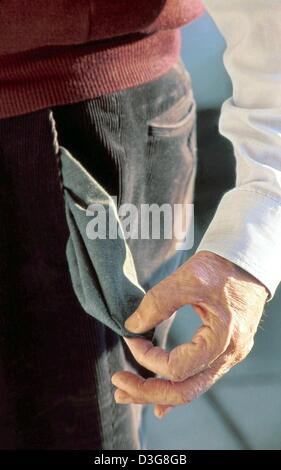 (Afp) - La main d'un vieil homme sort de l'intérieur de son pantalon vide poches dans Berlin, 14 juillet 2003. L'annonce d'un plan en cinq points de l'Allemagne pour la révision du programme de prestations de pension en ruine, le chancelier allemand, le 19 octobre 2003 a déclaré qu'il n'y aura aucune augmentation des prestations de retraite fédérale cette année à venir. Le gel est conçu pour aider le gouvernement à traiter wit Banque D'Images