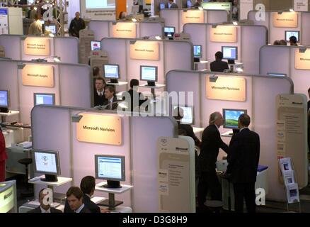 (Afp) - Les visiteurs regarder l'écran d'un ordinateur à l'ordinateur Microsoft stand au salon Systems à Munich, le 20 octobre 2003. La foire avec 1 300 exposants est le deuxième plus grand ordinateur juste après le CeBIT. Cette année, le salon mettra l'accent sur les nouveaux réseaux de téléphonie mobile, de l'UMTS et la sécurité de la technologie de l'information. La foire est ouverte jusqu'au 24 octobre 2003. Banque D'Images