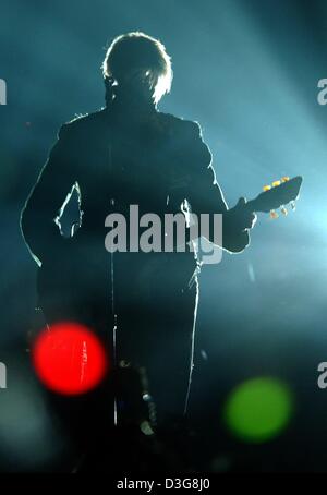 (Afp) - David Bowie est sur scène avec lumière arrière et joue de la guitare pendant son concert à la Color Line Arena de Hambourg, Allemagne, 16 octobre 2003. Le chanteur britannique a commencé l'étape de sa tournée mondiale au cours de laquelle il présentera son nouvel album 'réalité'. Banque D'Images