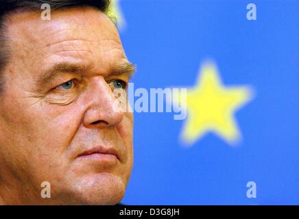 (Afp) - Le Chancelier allemand Gerhard Schroeder a l'air sérieux qu'il informe les journalistes sur un telefon conversation avec le président russe Vladimir Poutine lors du sommet européen de Bruxelles, le 16 octobre 2003. Schroeder a reçu des critiques à son égard l'attribution le président français Jacques Chirac la procuration pour voter au nom de l'Allemagne au deuxième jour du sommet. Schroed Banque D'Images