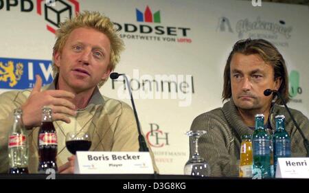 (Afp) - l'ex-star du tennis allemand Boris Becker et le joueur français Henri Leconte assister à une conférence de presse à Aschaffenburg, Allemagne, le 15 octobre 2003. Les deux joueurs se retrouveront face à face dans un 'classiques' match de tennis 2003 à Aschaffenburg, le 16 octobre 2003. Banque D'Images