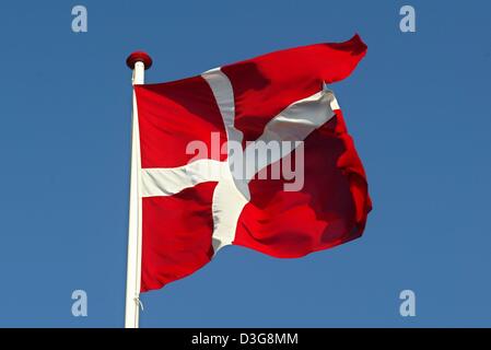 (Afp) - Le drapeau danois qui oscille au vent, dans Lohals, Danemark, le 16 juillet 2003. Banque D'Images