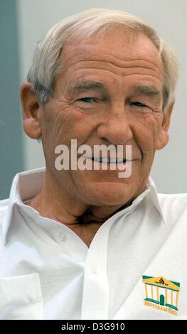 (Afp) - le gardien allemand Bernd 'BERT' Trautmann sourit lors d'une conférence de presse à Mottram Hall à Manchester, Angleterre, 8 juin 1996. Le légendaire gardien de but Français de Premier League Manchester City a reçu le titre honorifique d'Officier de l'Empire britannique à Berlin, Allemagne, 1 novembre 2004. Trautmann est arrivé en Angleterre en tant que prisonnier de guerre en 1945 et e Banque D'Images