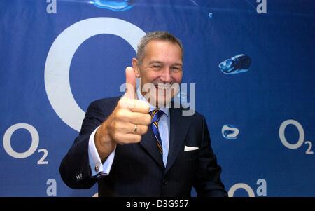 (Afp) - Rudolf Groeger, chef du fournisseur de réseau mobile O2 Germany, donne le coup de signer à Munich, Allemagne, le 17 novembre 2004. O 2 annoncé à la conférence de presse les chiffres semestriels. Le nombre de clients a augmenté dans le trimestre écoulé à 351 000 à près de 6,7 millions de dollars. Banque D'Images