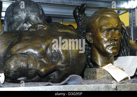 (Afp) - un buste en bronze de l'ex-chef politique allemand Walter Ulbricht (L) se trouve à côté d'un buste d'Adolf Hitler au Musée historique allemand à Berlin, Allemagne, 5 novembre 2004. À l'occasion du 15 anniversaire de la chute du Mur de Berlin, commissaire du gouvernement fédéral pour les affaires culturelles et médiatiques Christina Weiss et un groupe de journalistes vue parties de t Banque D'Images