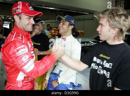 (Afp) - L'Allemand pilote de Formule 1 Nick Heidfeld (R, Jordanie) et le brésilien Rubens Barrichello (Ferrari) L, saluent avant la Formule Un Grand Prix du Brésil à Interlagos le circuit dans Sao Paulo, Brésil, 24 octobre 2004. Banque D'Images