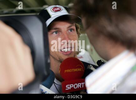(Afp) - pilote de Formule 1 britannique Jenson Button (BAR-Honda) donne des interviews sur le circuit d'Interlagos près de Sao Paulo, Brésil, le jeudi 21 octobre 2004. Jenson Button devra rester avec son équipe en 2005 et ne sera pas autorisé à déplacer Williams-BMW à la fin de la saison, le contrat de la reconnaissance (CRB) a décidé mercredi. Le britannique est actuellement troisième au classement F1 Banque D'Images