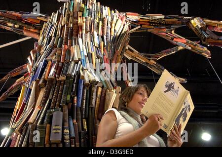 (Afp) - En vertu de la 'réserve' à partir d'un éditeur danois se lit une femme un livre par le célèbre écrivain danois Hans-Christian Andersen au Salon du livre de Francfort à Francfort, Allemagne, le 6 octobre 2004. Le plus grand salon du livre se déroulera du 6 octobre au 10 octobre 2004 avec 6 700 exposants de 111 pays participants. Les organisateurs attendent environ 180 000 et 100 000 v privé commercial Banque D'Images
