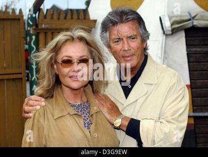 (Afp) - L'acteur français Pierre Brice pose avec sa femme comme il l'Hella présente son autobiographie "Winnetou und ich - mein Leben wahres' (Winnetou et moi - ma vraie vie) dans la région de Bad Segeberg, Allemagne, 4 octobre 2004. Pierre Brice, 75 ans, est devenu célèbre pour la lecture de Winnetou, chef de l'Apaches, dans l'adaptation cinématographique de l'ouest de romans de l'écrivain allemand Karl May. Le premier film de la Banque D'Images