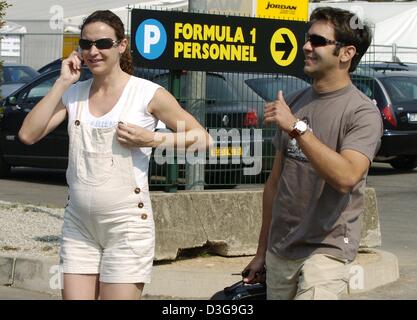 (Afp) - pilote de Formule 1 brésilien Antonio Pizzonia, qui remplace Ralf Schumacher blessé, avec sa petite amie enceinte Patrizia arrive sur le circuit de Monza, Italie, le jeudi 9 septembre 2004. Le Grand Prix d'Italie sera en cours à Monza le dimanche. Banque D'Images