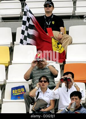 (Afp) - a quelques spectateurs suivent la formation gratuite pour le Grand Prix de Formule 1 à partir de la tribune principale sur le Circuit International de Shanghai, Shanghai, China, vendredi 24 septembre 2004. La course de dimanche sera la première fois qu'un Grand Prix de Formule 1 est organisé en Chine. Banque D'Images