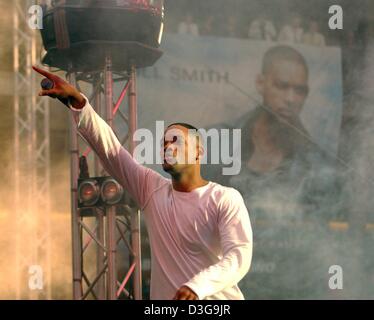 (Afp) - L'acteur américain Will Smith joue sur la scène lors d'un court concert rap pour ses fans avant la première Allemande de son nouveau film "I, Robot" à Berlin, 02 août 2004. Banque D'Images