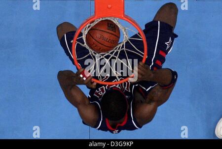 (Afp) - Étoile de basket-ball américain Carmelo Anthony dunks la balle lors d'un match entre l'US Dream Team et l'équipe nationale de basket-ball allemand à Cologne, Allemagne, 4 août 2004. Les États-unis a remporté le match serré de l'avertisseur par un score de 80 : 77. Banque D'Images