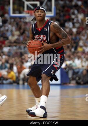 (Afp) - Étoile de basket-ball américain Carmelo Anthony dribble avec la balle lors d'un match entre l'US Dream Team et l'équipe nationale de basket-ball allemand à Cologne, Allemagne, 4 août 2004. Les États-unis a remporté le match serré de l'avertisseur par un score de 80 : 77. Banque D'Images