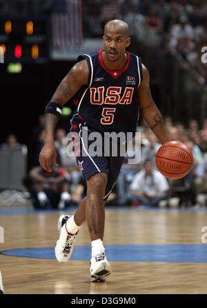 (Afp) - Étoile de basket-ball US Stephon Marbury dribbles dans la cour durant un match entre l'US Dream Team et l'équipe nationale de basket-ball allemand à Cologne, Allemagne, 4 août 2004. Les États-unis a remporté le match serré de l'avertisseur par un score de 80 : 77. Banque D'Images