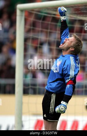 (Afp) - le gardien du Bayern, Oliver Kahn célèbre après le coup de sifflet final de la Bundesliga match de soccer opposant Werder Brême et le FC Bayern Munich à Brême, Allemagne, 2 octobre 2004. Bayern a gagné 2-1. Banque D'Images