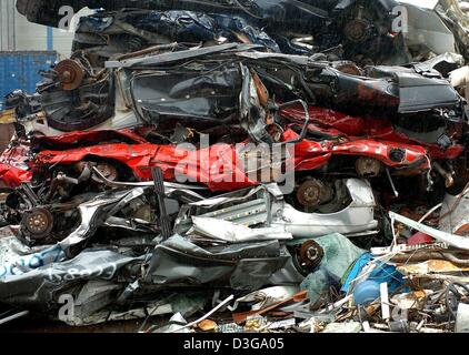 (Afp) - épaves de voitures compressées sont entassés à Interseroh scrap commerce dans le port de Rostock, Allemagne, 28 septembre 2004. Une forte demande d'acier et la ferraille d'acier, en particulier de la Chine, conduit à une montée en flèche des prix de l'acier. Le coût des métaux essentiels tels que l'acier ont fait un bond de plus de 55  % dans la dernière année. Banque D'Images