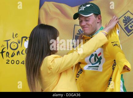 (Afp) - Le norvégien Thor Hushovd de l'équipe cycliste du crédit agricole reçoit le maillot jaune de leader au classement général après la deuxième étape du Tour de France à Namur, Belgique, le 5 juillet 2004. La seconde et 197km longue étape du 91e Tour de France cycliste a pris les cyclistes de Charleroi à Namur. Une deuxième place dans l'étape était assez pour Hushovd de reprendre l'indochine Banque D'Images