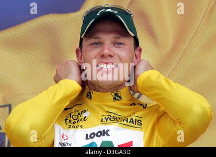 (Afp) - Le norvégien Thor Hushovd de l'équipe cycliste du Crédit Agricole sourit après avoir reçu le maillot jaune de leader au classement général après la deuxième étape du Tour de France à Namur, Belgique, le 5 juillet 2004. La seconde et 197km longue étape du 91e Tour de France cycliste a pris les cyclistes de Charleroi à Namur. Une deuxième place dans l'étape était assez pour Hushovd à prendre Banque D'Images