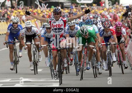 (Afp) - coureur cycliste australien Robbie McEwen (C) de l'équipe Lotto-Domo jubilates après avoir remporté la deuxième étape du Tour de France à Namur, Belgique, le 5 juillet 2004. La seconde et 197km longue étape du 91e Tour de France cycliste a pris les cyclistes de Charleroi à Namur. Banque D'Images