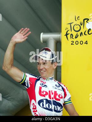 (Afp) - coureur cycliste australien Robbie McEwen (C) de l'équipe Lotto-Domo heureusement les vagues après avoir remporté la deuxième étape du Tour de France à Namur, Belgique, le 5 juillet 2004. La seconde et 197km longue étape du 91e Tour de France cycliste a pris les cyclistes de Charleroi à Namur. Banque D'Images